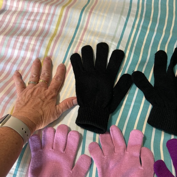 Five pairs of kids’ winter gloves various sizes - Picture 2 of 3